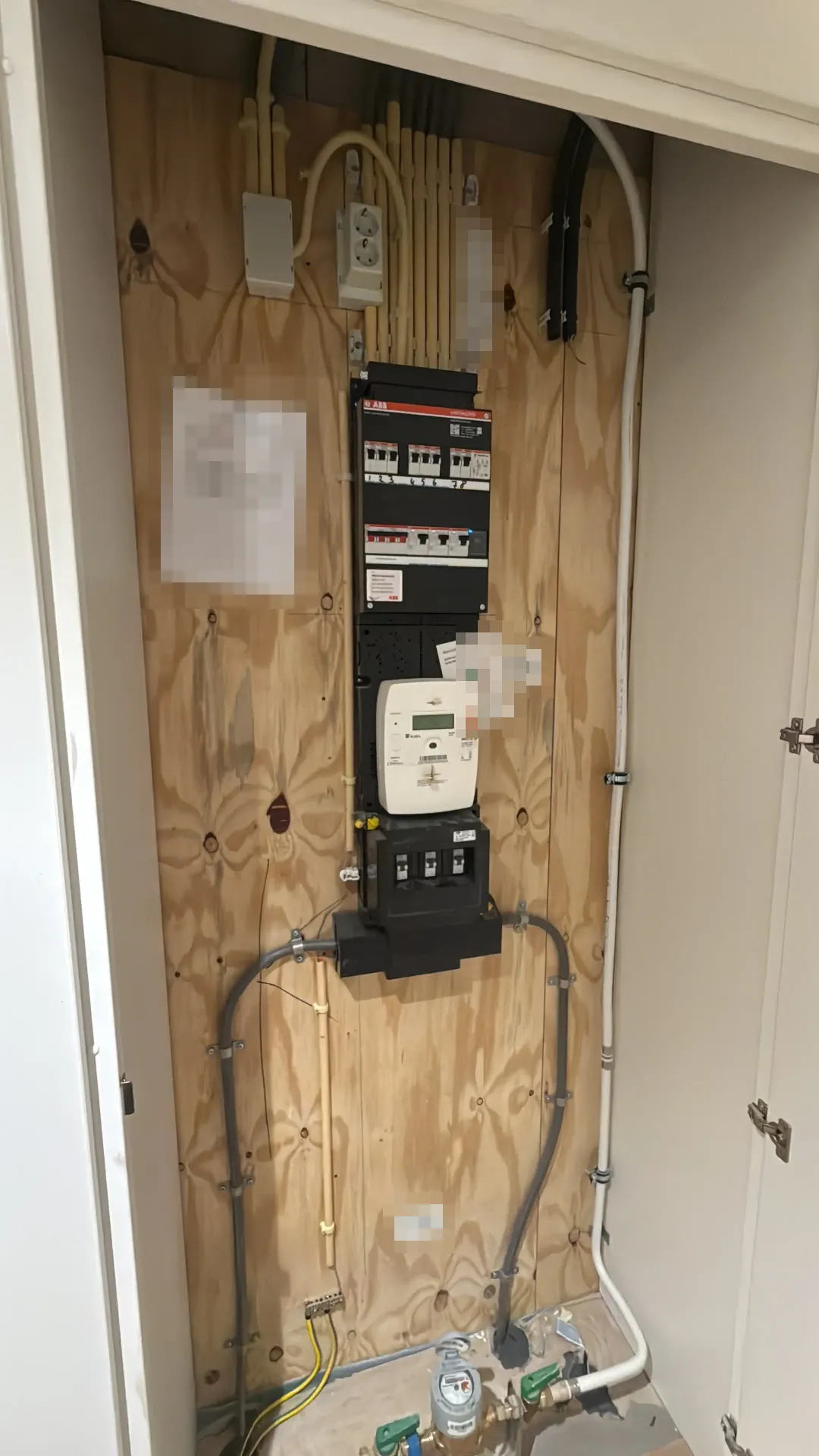 Meterkast met 3-fase aansluiting en groepenkast
